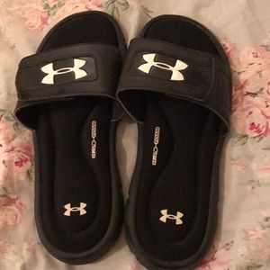 Size 8 men’s UA slides